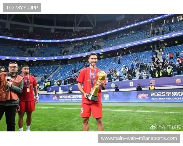 成都蓉城亚历斯祖抢断后横传,节奏立刻提速 成都蓉城亚历斯祖抢断后横传,节奏立刻提速